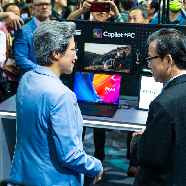 2. Asus Co Ceo Samson Hu and Amd Ceo Lisa Su in Front of the Asus Pro Art Copilot+ Pc Equipped With the Latest Amd Ryzen AI 300 Series Processor.